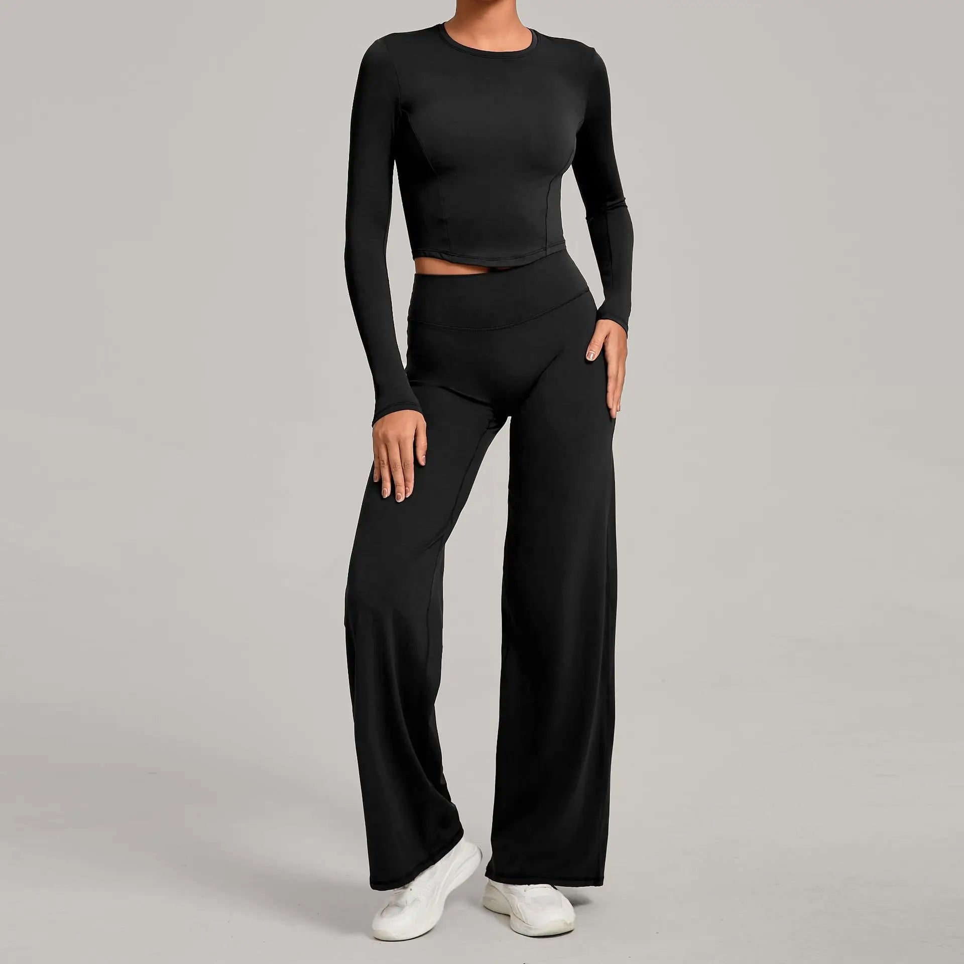 Figurbetontes -sport Set für Damen: Langärmeliges Crop-Top & ausgestellte Hose mit hoher Taille