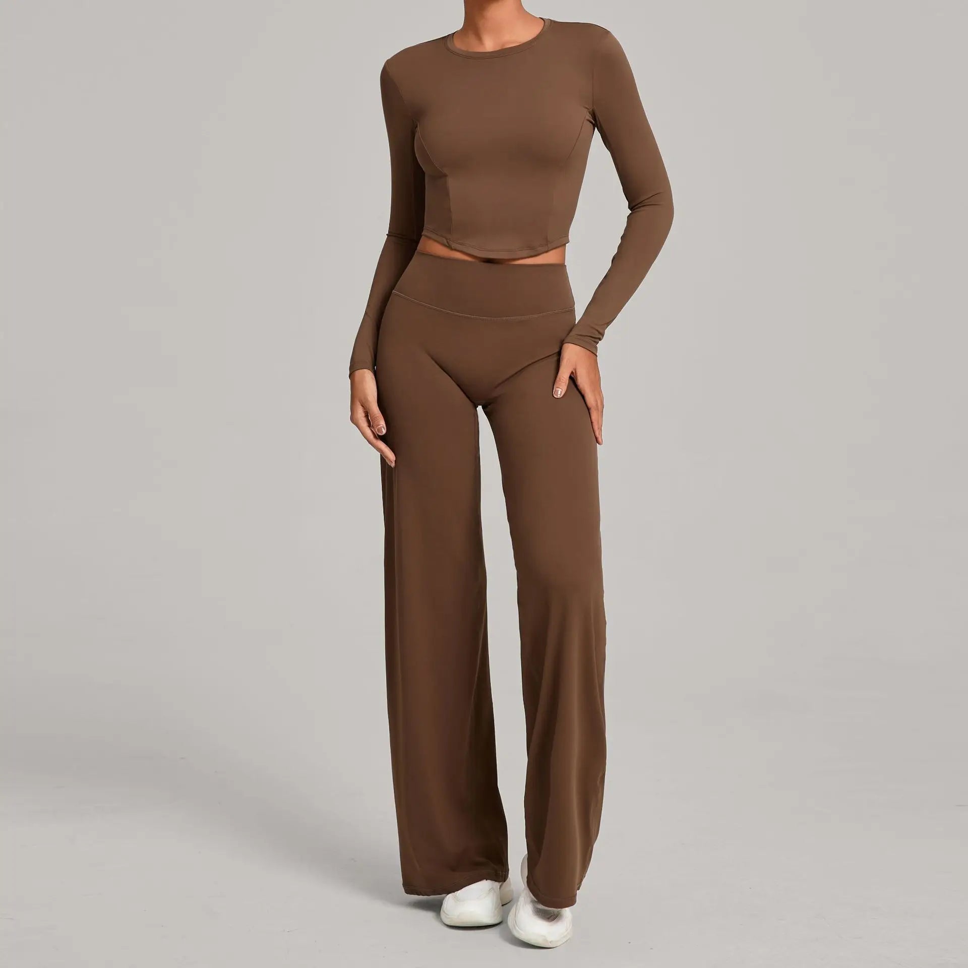 Figurbetontes -sport Set für Damen: Langärmeliges Crop-Top & ausgestellte Hose mit hoher Taille