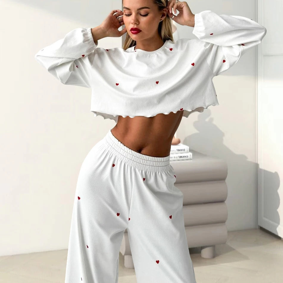 QINSI Winter-Loungewear-Set mit Print – Rundhalsausschnitt, Langarm-Oberteil (kurz geschnitten) & Hose – Damen-Pyjama-Set für zu Hause