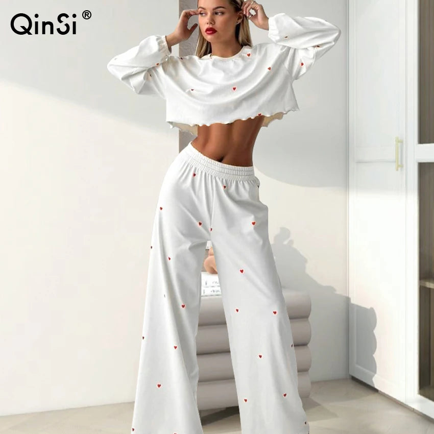 QINSI Winter-Loungewear-Set mit Print – Rundhalsausschnitt, Langarm-Oberteil (kurz geschnitten) & Hose – Damen-Pyjama-Set für zu Hause