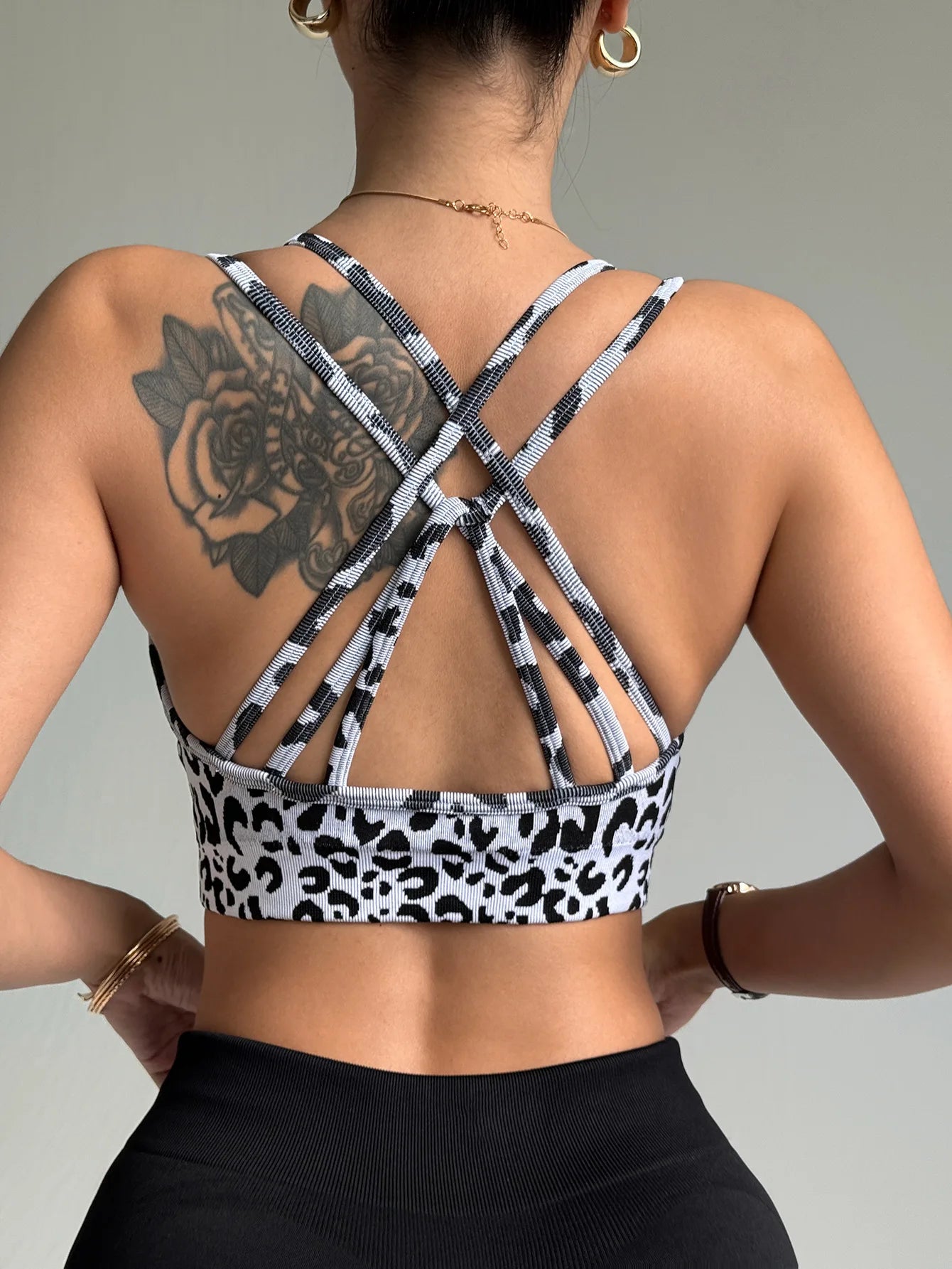 Women's Crisscross Strap Breathable High Support Sports Bra Fashion Leopard Print Design Yoga Chest Pad High Stretch Comfortable