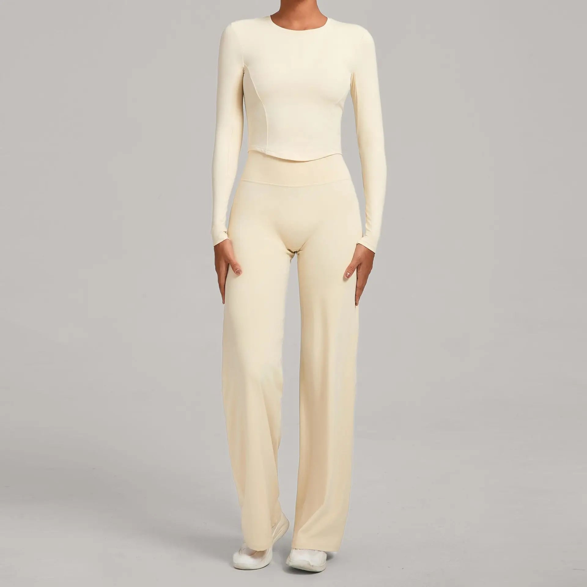 Figurbetontes -sport Set für Damen: Langärmeliges Crop-Top & ausgestellte Hose mit hoher Taille
