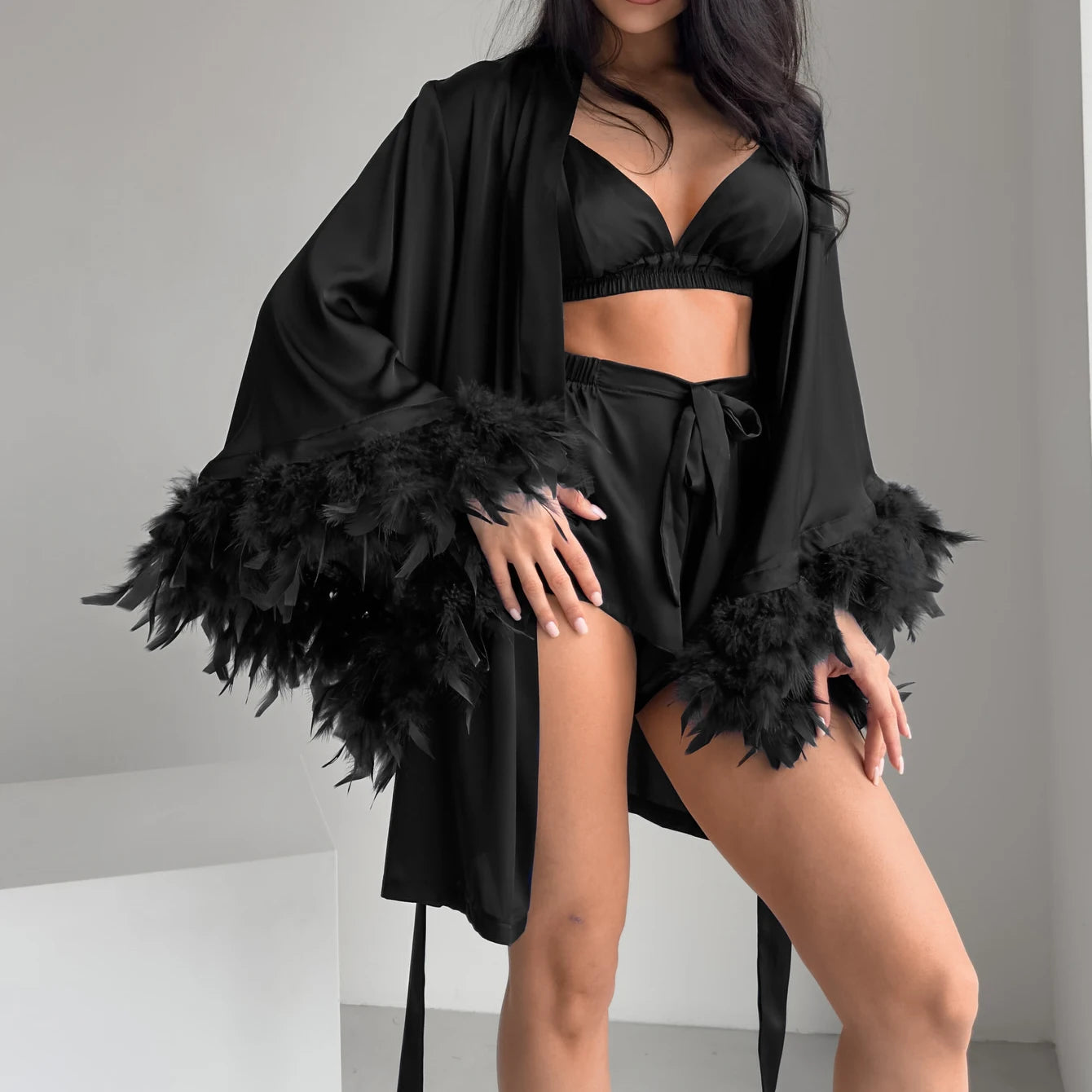 QINSI Sexy 3-teiliges Satin-Pyjama-Set für Damen: Morgenmantel mit Federbesatz und langen Ärmeln, Shorts mit Kordelzug und Lingerie – weiche Nachtwäsche