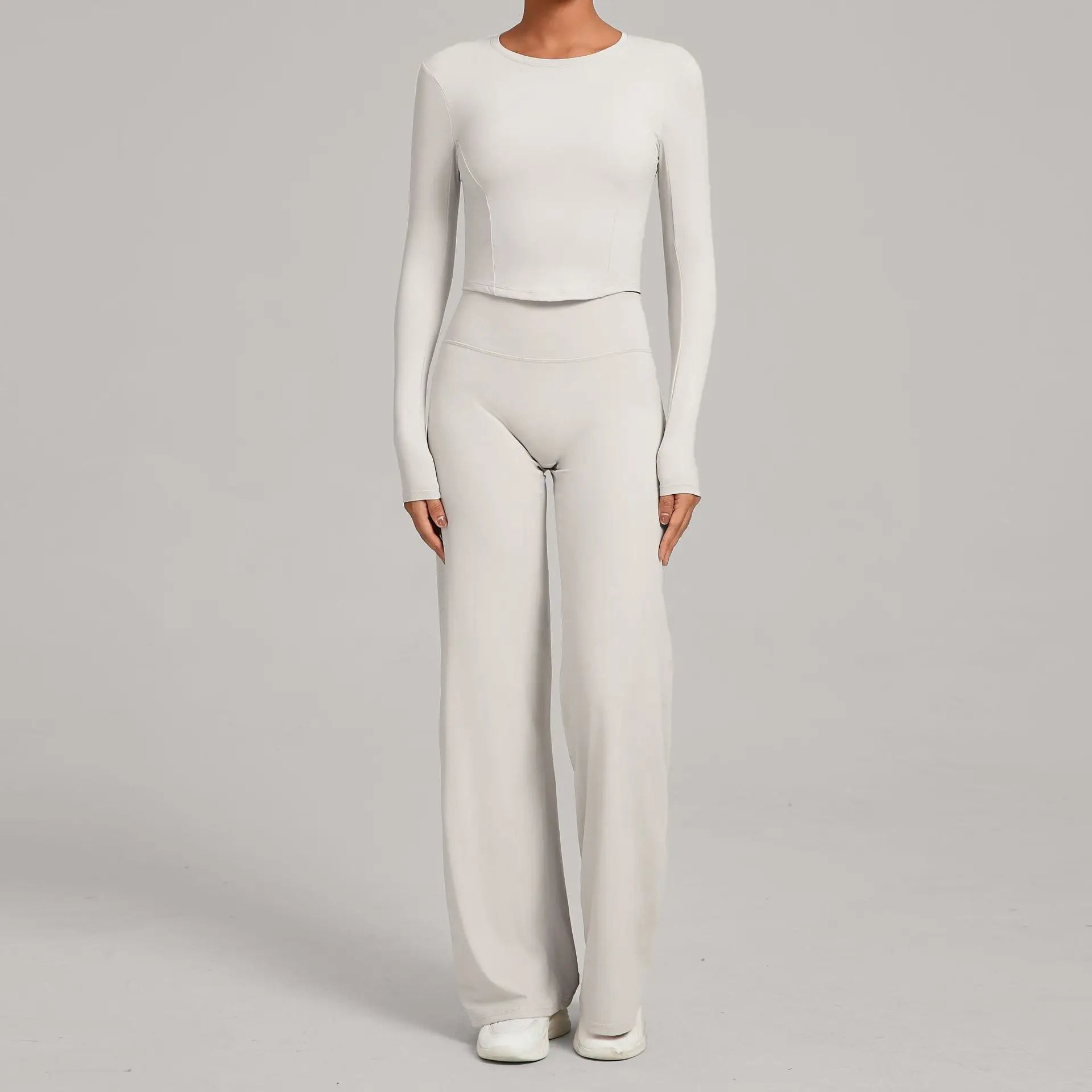 Figurbetontes -sport Set für Damen: Langärmeliges Crop-Top & ausgestellte Hose mit hoher Taille