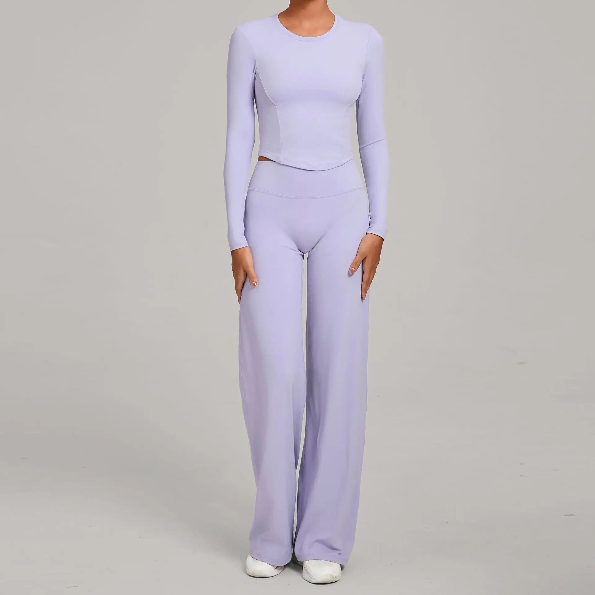 Figurbetontes -sport Set für Damen: Langärmeliges Crop-Top & ausgestellte Hose mit hoher Taille