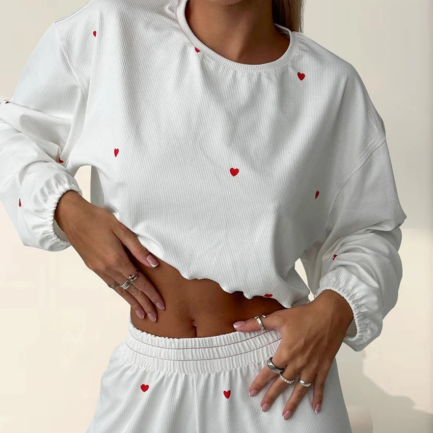 QINSI Winter-Loungewear-Set mit Print – Rundhalsausschnitt, Langarm-Oberteil (kurz geschnitten) & Hose – Damen-Pyjama-Set für zu Hause