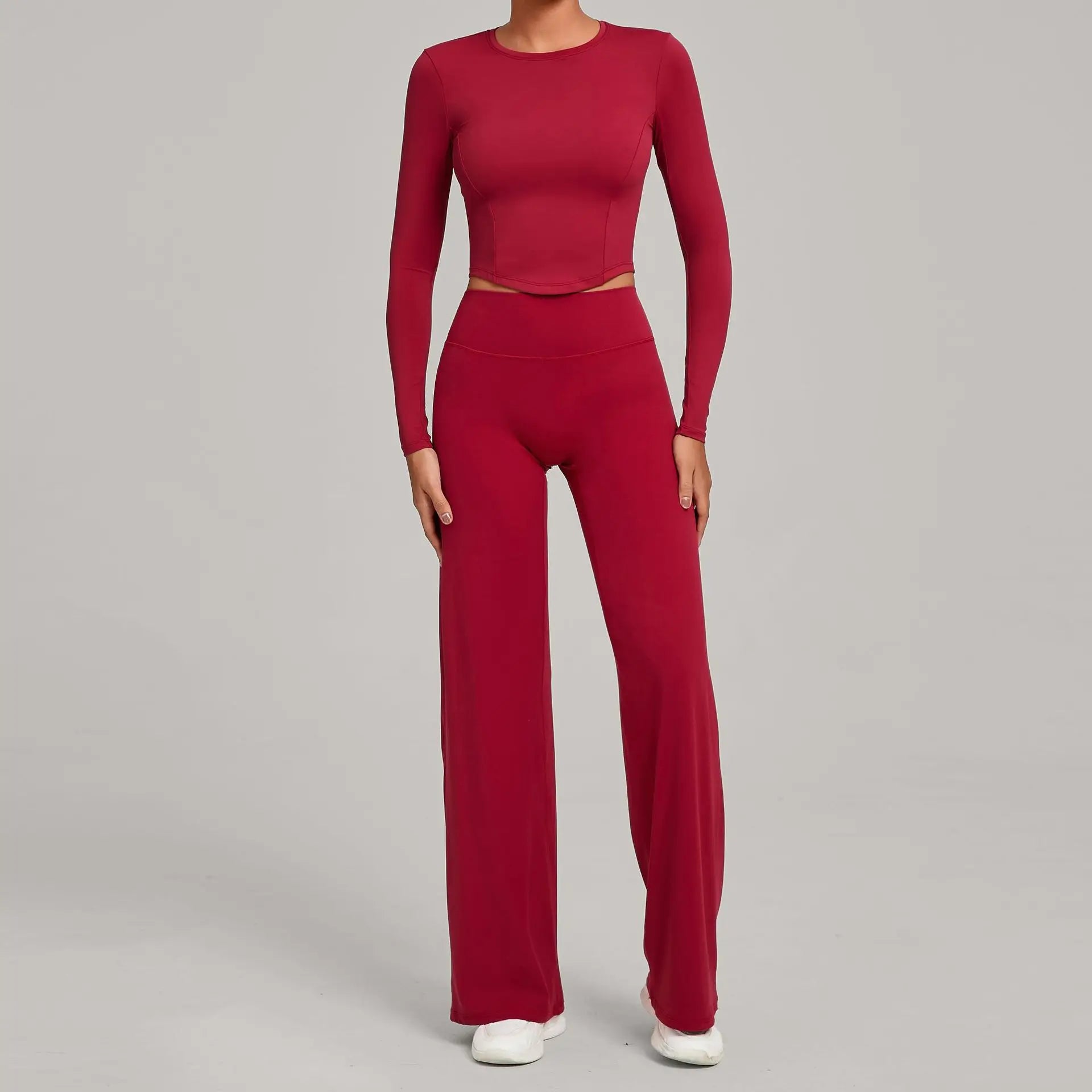 Figurbetontes -sport Set für Damen: Langärmeliges Crop-Top & ausgestellte Hose mit hoher Taille
