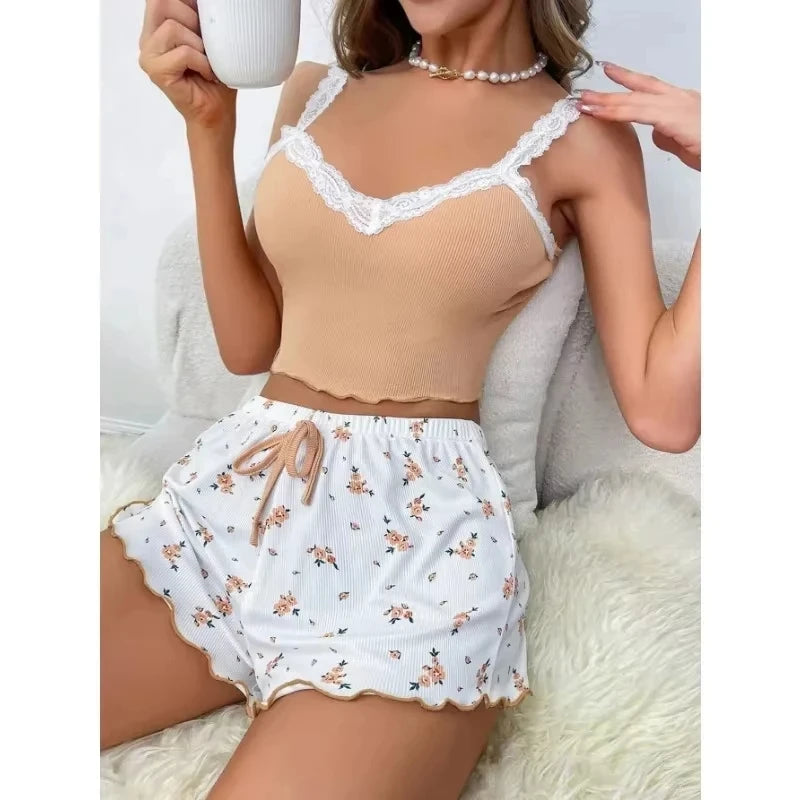 2-teiliges Damen-Pyjama-Set: Camisole-Top & bedruckte Shorts – weiche Loungewear/Nachtwäsche in Pink mit Spitzen-Patchwork und V-Ausschnitt