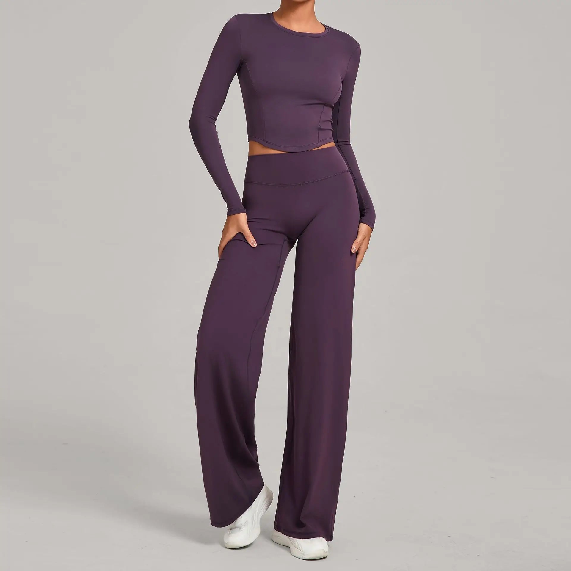 Figurbetontes -sport Set für Damen: Langärmeliges Crop-Top & ausgestellte Hose mit hoher Taille