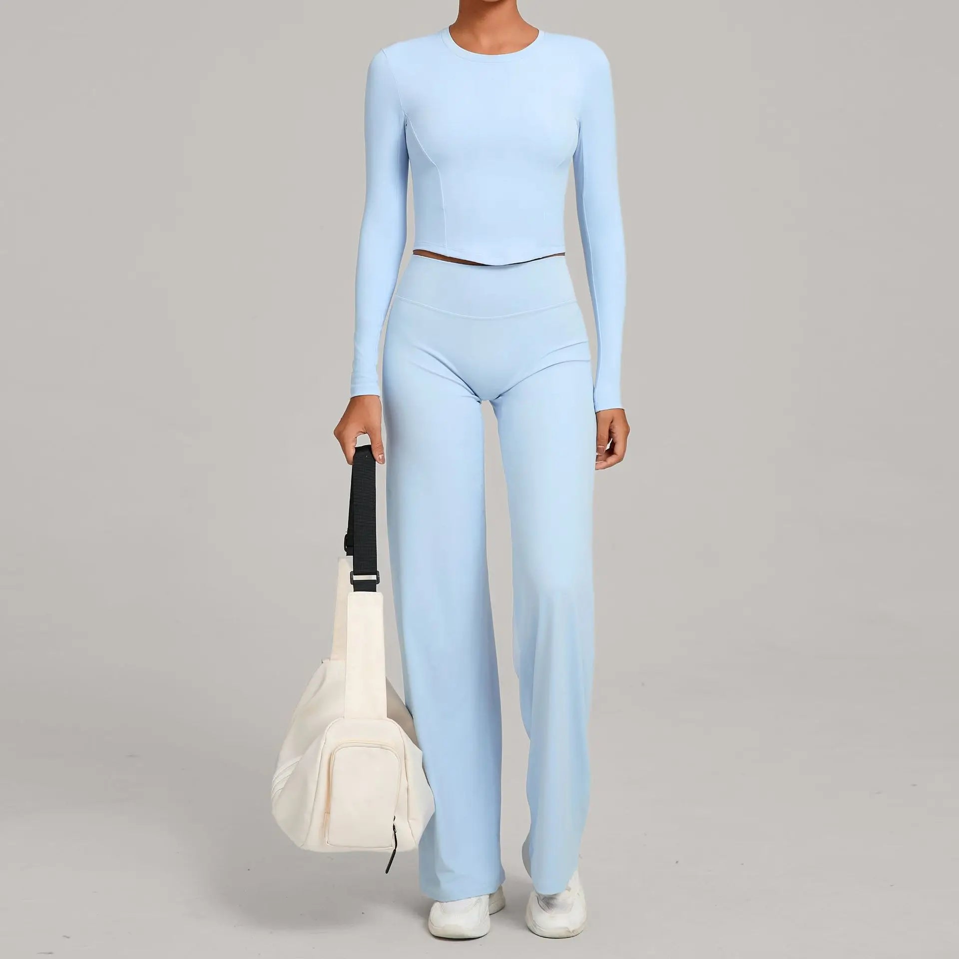 Figurbetontes -sport Set für Damen: Langärmeliges Crop-Top & ausgestellte Hose mit hoher Taille