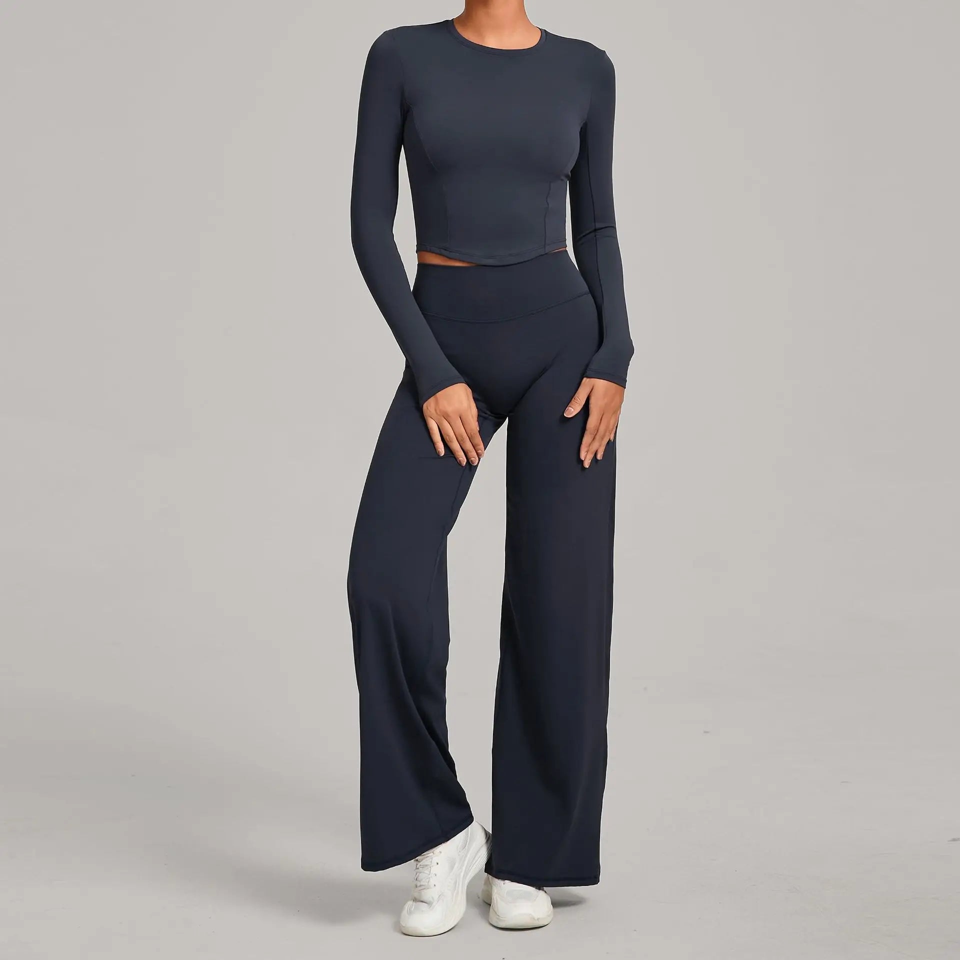 Figurbetontes -sport Set für Damen: Langärmeliges Crop-Top & ausgestellte Hose mit hoher Taille