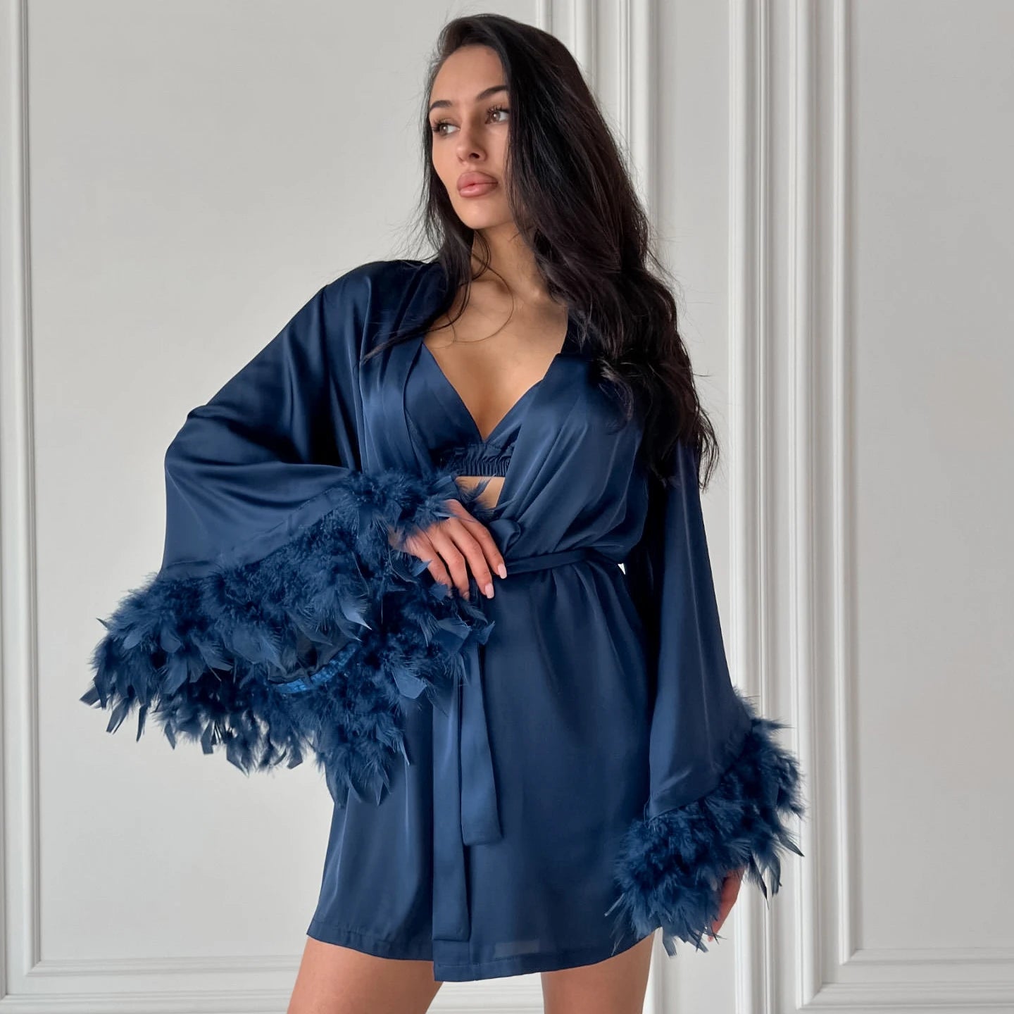 QINSI Sexy 3-teiliges Satin-Pyjama-Set für Damen: Morgenmantel mit Federbesatz und langen Ärmeln, Shorts mit Kordelzug und Lingerie – weiche Nachtwäsche